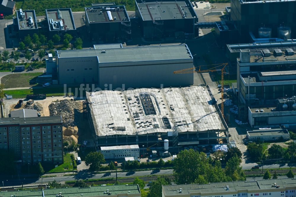 Luftbild Berlin - Abriß und Demontage der alten Kraftwerkshalle des Heizkraftwerkes an der Rhinstraße im Ortsteil Marzahn in Berlin, Deutschland