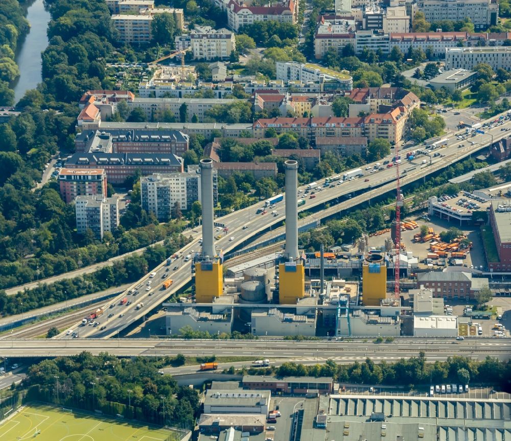 Berlin aus der Vogelperspektive: Abriß und Demontage der Schornsteine der Kraftwerksanlagen des Heizkraftwerkes Wilmersdorf Schmargendorf in Berlin, Deutschland