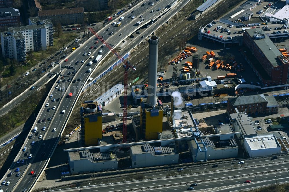 Luftaufnahme Berlin - Abriß und Demontage der Schornsteine der Kraftwerksanlagen des Heizkraftwerkes Wilmersdorf Schmargendorf in Berlin, Deutschland