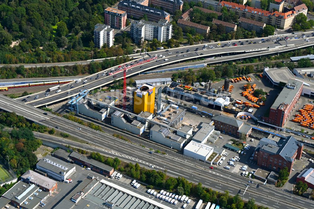 Luftaufnahme Berlin - Abriß und Demontage der Schornsteine der Kraftwerksanlagen des Heizkraftwerkes Wilmersdorf Schmargendorf in Berlin, Deutschland