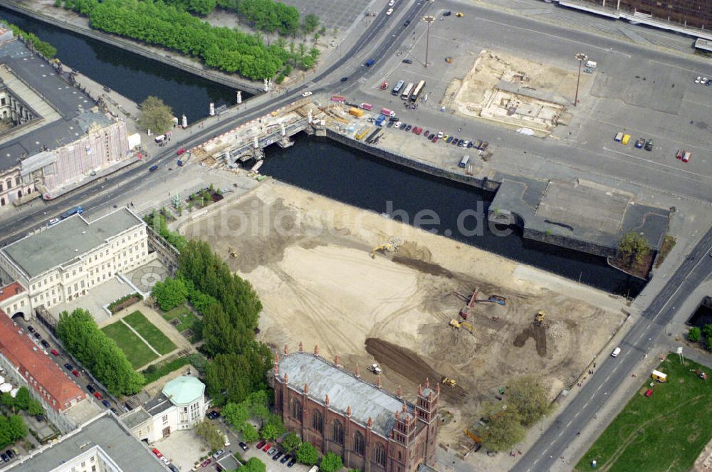 Luftaufnahme Berlin - Abriß des ehemaligen Außenministeriums der DDR in Berlin Mitte