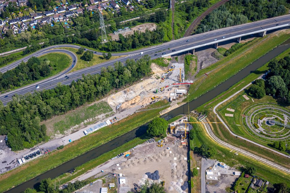 Bottrop von oben - Abriß des Eisenbahn- Brückenbauwerk über die Emscher in Bottrop im Bundesland Nordrhein-Westfalen, Deutschland