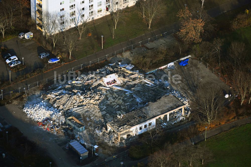Luftaufnahme Berlin - Abriß- und Entsorgungsarbeiten an den Trümmer- Resten des Supermarkts an der Vesaliusstraße im Ortsteil Pankow in Berlin, Deutschland