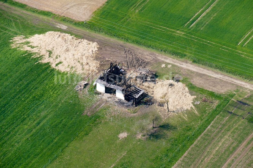 Luftbild Moringen - Abriß der Gebäude- Ruine einer abgebrannten Scheune in Moringen im Bundesland Niedersachsen, Deutschland