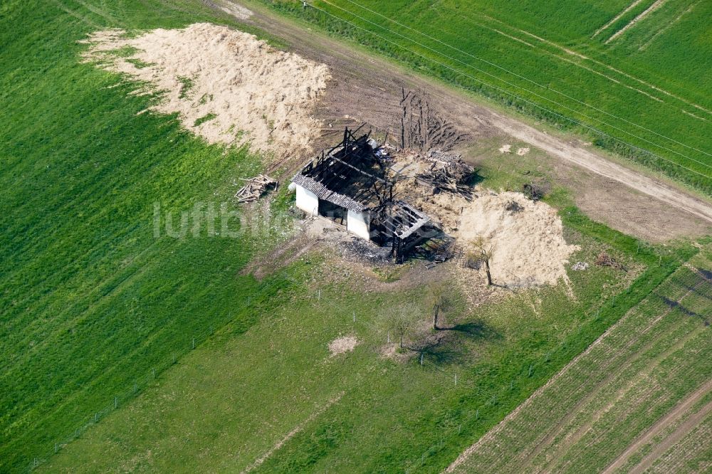 Moringen aus der Vogelperspektive: Abriß der Gebäude- Ruine einer abgebrannten Scheune in Moringen im Bundesland Niedersachsen, Deutschland