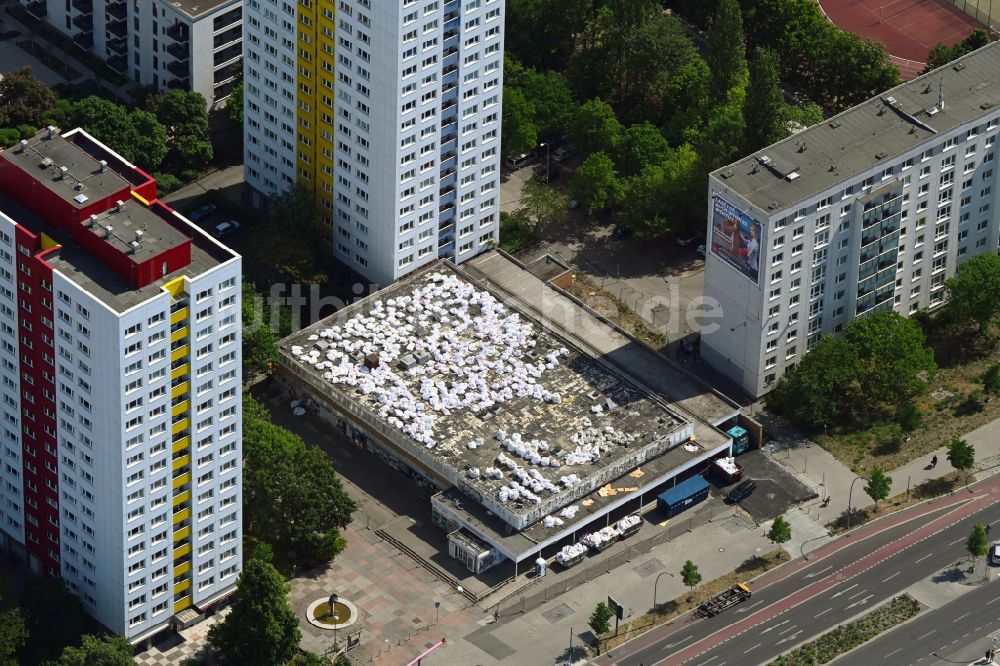 Luftbild Berlin - Abriß des Gebäudekomplexes der ehemaligen Kaufhalle an der Holzmarktstraße in Berlin, Deutschland