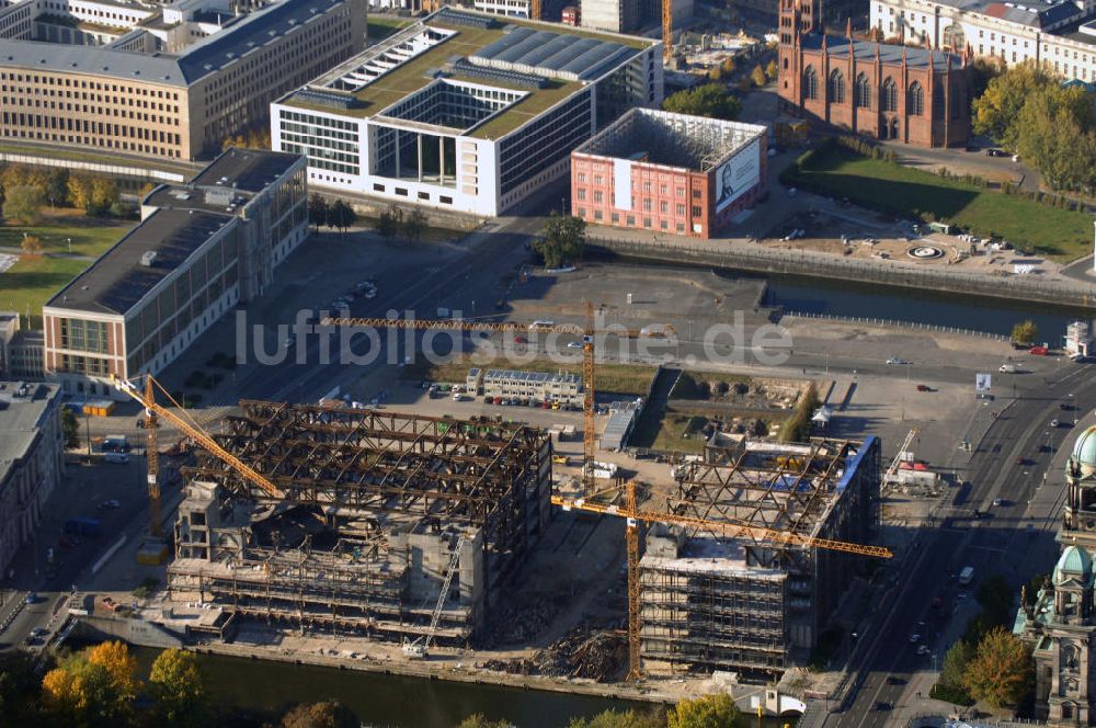 Luftbild Berlin - Abriss des Palast der Republik in Mitte