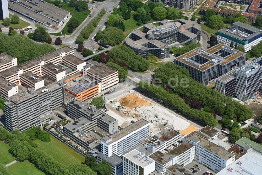 Luftaufnahme Hamburg - Abrissarbeiten eines ehemaligen Gebäudes der Deutschen Post in Hamburg, Deutschland