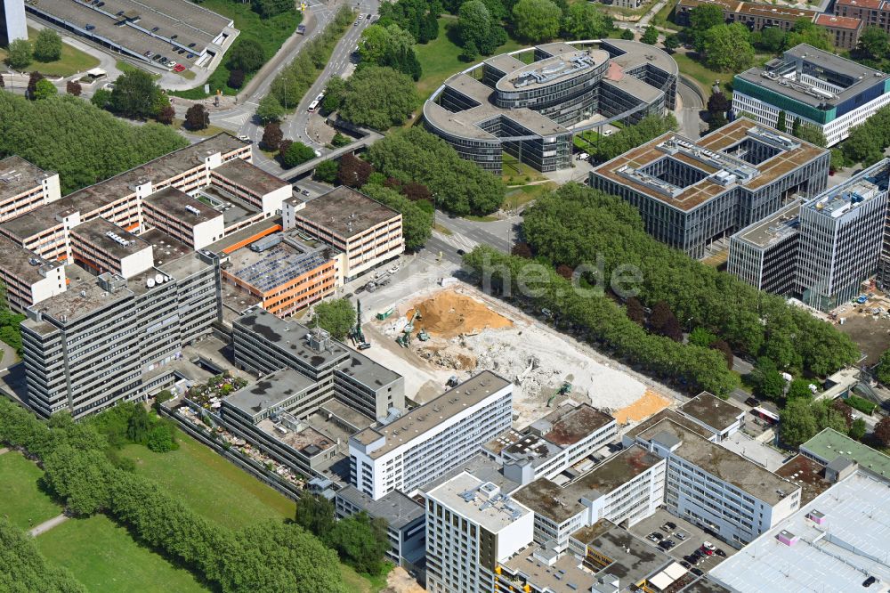 Luftbild Hamburg - Abrissarbeiten eines ehemaligen Gebäudes der Deutschen Post in Hamburg, Deutschland