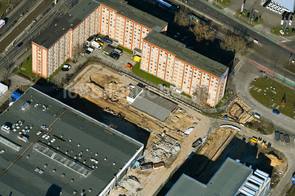 Berlin von oben - Abrißarbeiten auf dem ehemaligen Gelände einer Hochtankanlage im Ortsteil Marzahn in Berlin, Deutschland