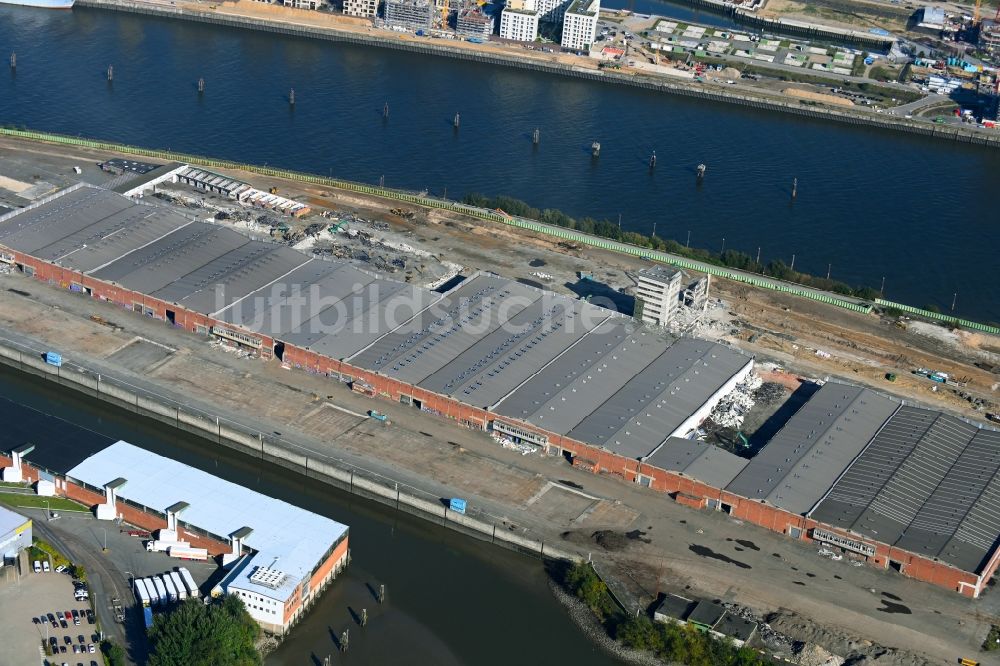 Luftbild Hamburg - Abrißarbeiten auf dem Gelände der ehemaligen Logistikzentrum- Ruine Übersee - Zentrum am Schuhmacherwerder - Moldauhafen in Hamburg, Deutschland