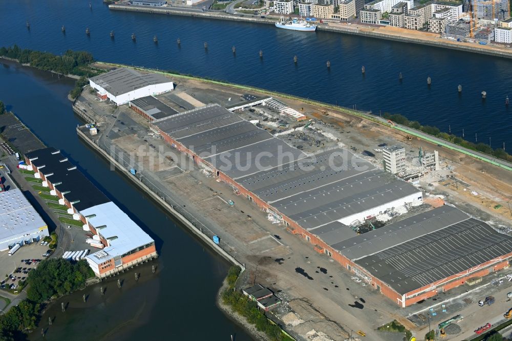 Luftaufnahme Hamburg - Abrißarbeiten auf dem Gelände der ehemaligen Logistikzentrum- Ruine Übersee - Zentrum am Schuhmacherwerder - Moldauhafen in Hamburg, Deutschland