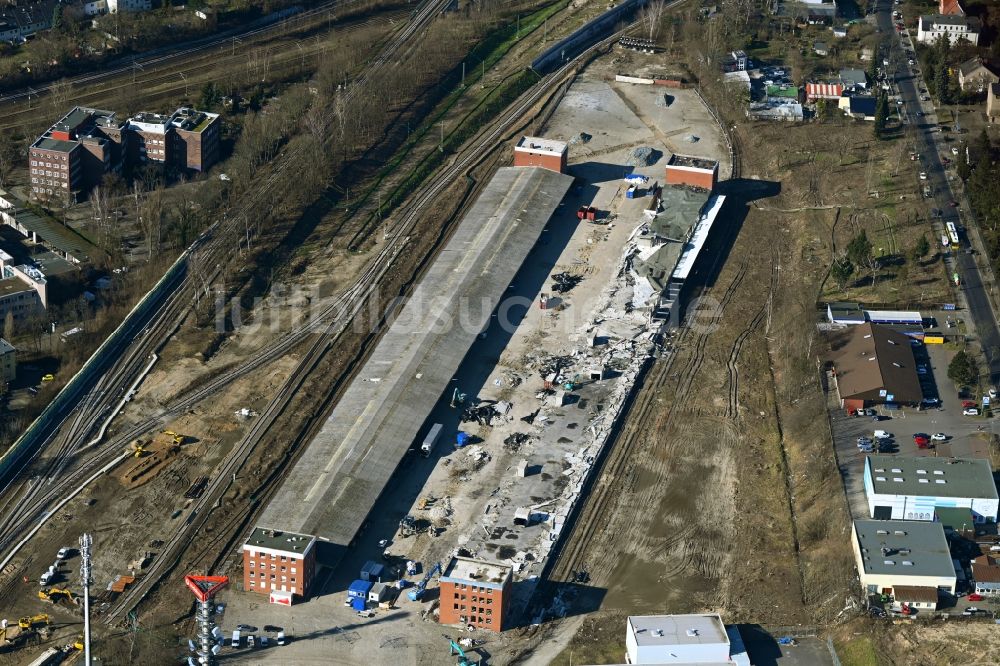 Luftaufnahme Berlin - Abrißarbeiten auf dem Gelände der ehemaligen Logistikzentrum- Ruine an der Tejastraße in Berlin, Deutschland