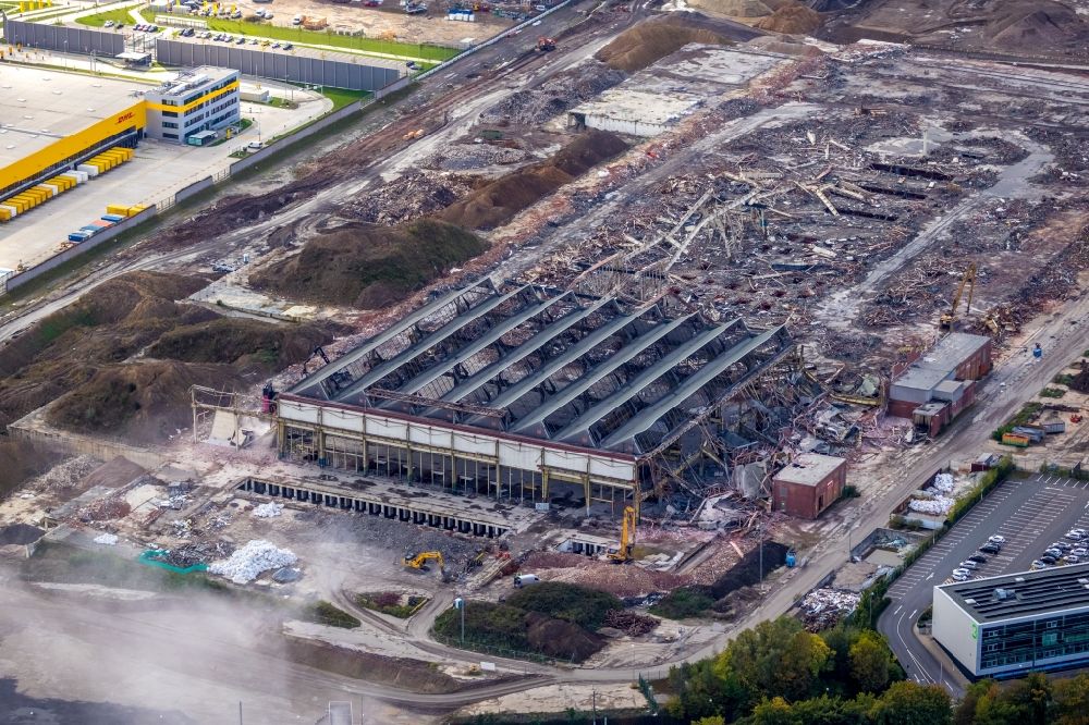 Bochum von oben - Abrißarbeiten auf dem Gelände der Industrie- Ruine des ehemaligen OPEL- Werkes im Ortsteil Laer in Bochum im Bundesland Nordrhein-Westfalen, Deutschland
