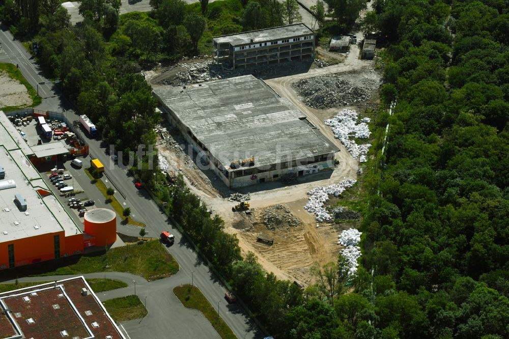 Luftbild Berlin - Abrißarbeiten auf dem Gelände der Industrie- Ruine der Skatehalle Lichtenberg in Berlin, Deutschland