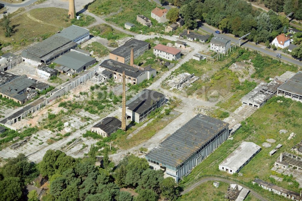 Zernsdorf aus der Vogelperspektive: Abrißarbeiten auf dem Gelände der Ruine auf dem ehemaligen Werftgelände in Zernsdorf im Bundesland Brandenburg
