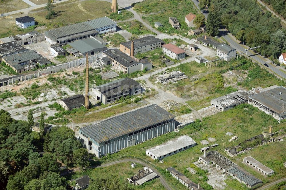Zernsdorf von oben - Abrißarbeiten auf dem Gelände der Ruine auf dem ehemaligen Werftgelände in Zernsdorf im Bundesland Brandenburg