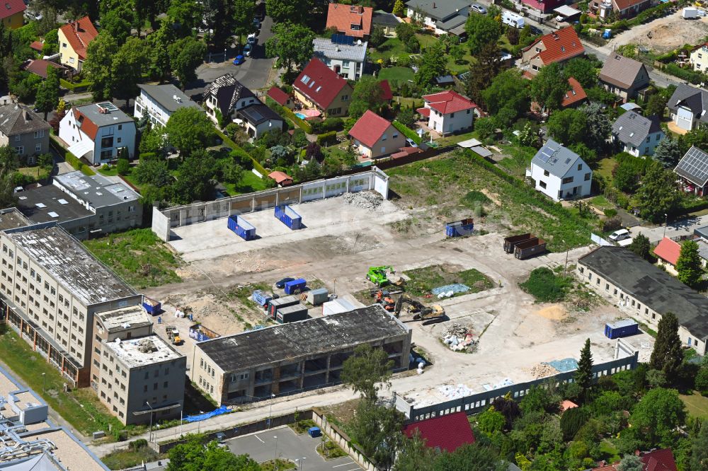 Luftbild Berlin - Abrissarbeiten zum Neubau einer Mehrfamilienhaus-Wohnanlage Münsterberger Weg in Berlin, Deutschland