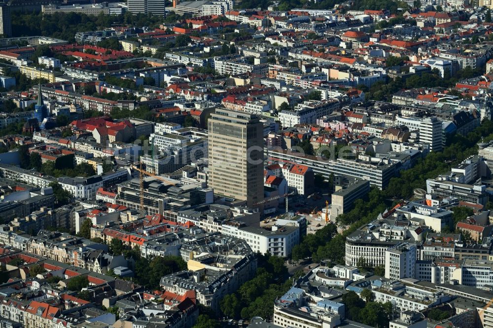 Luftaufnahme Berlin - Abrißfläche der Bürohaus- Gebäude am Hochhaus Kurfürstendamm Karree im Ortsteil Charlottenburg in Berlin, Deutschland