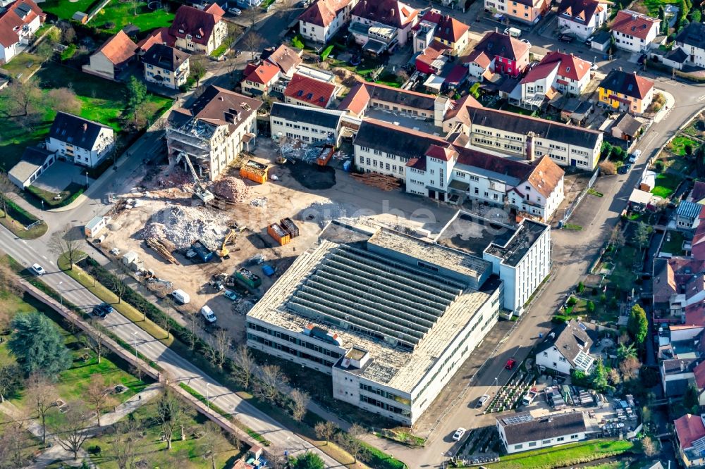Luftbild Kenzingen - Abrißfläche der Bürohaus- Gebäude Kaiserhöfe in Kenzingen im Bundesland Baden-Württemberg, Deutschland