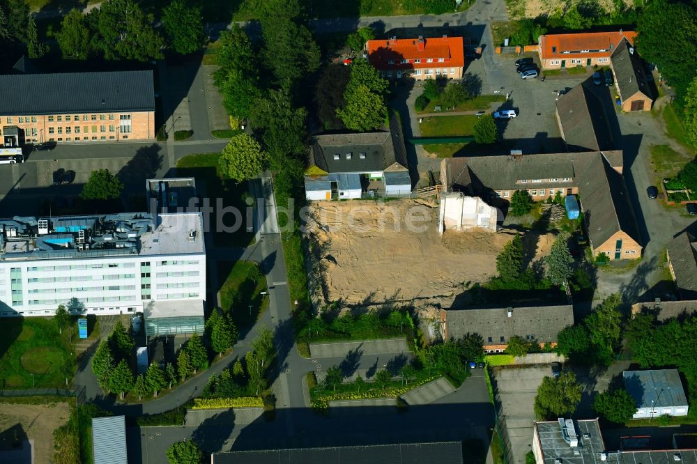 Luftbild Rostock - Abrißfläche der Bürohaus- Gebäude an der Thierfelderstraße im Ortsteil Hansaviertel in Rostock im Bundesland Mecklenburg-Vorpommern, Deutschland