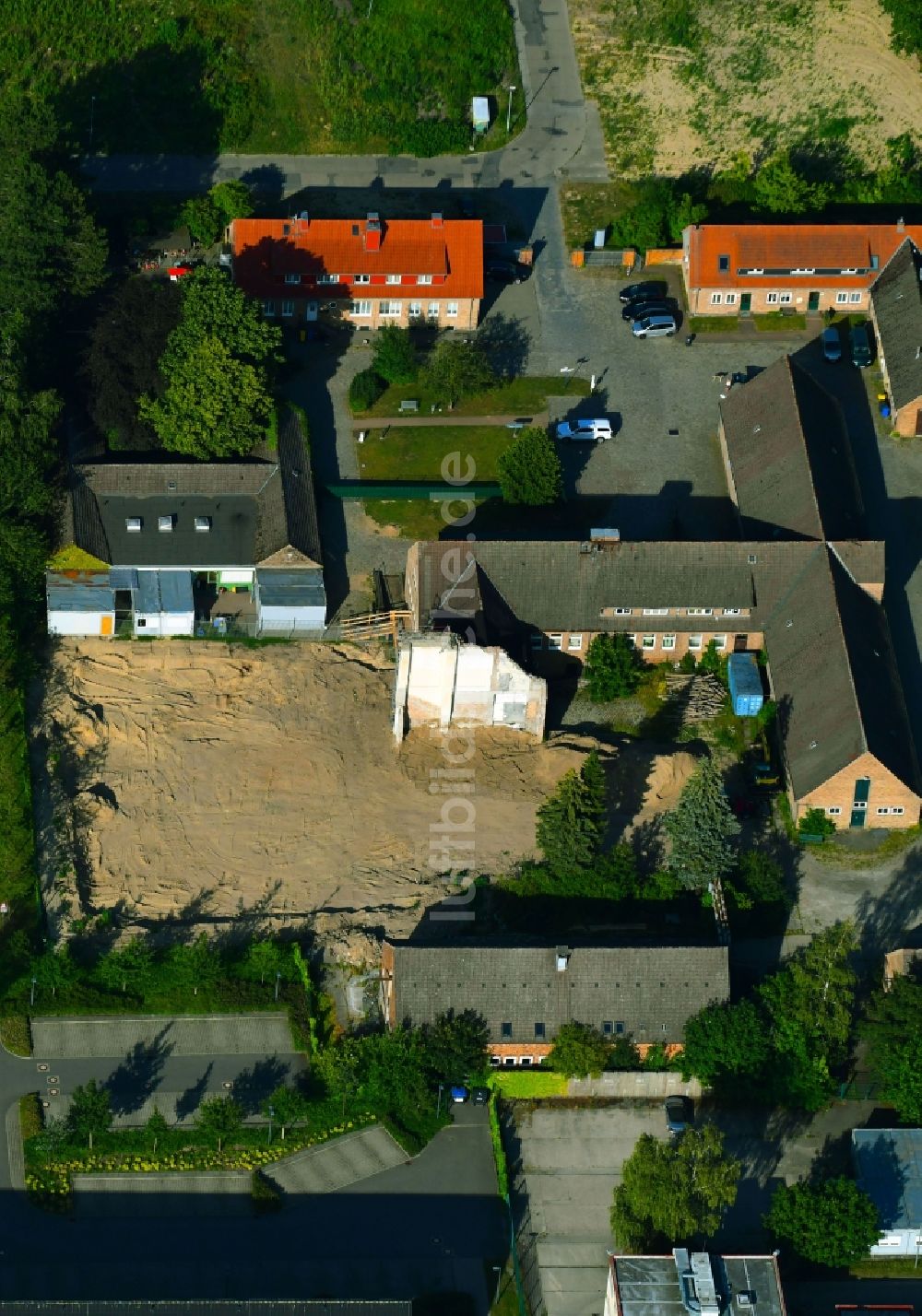 Luftaufnahme Rostock - Abrißfläche der Bürohaus- Gebäude an der Thierfelderstraße im Ortsteil Hansaviertel in Rostock im Bundesland Mecklenburg-Vorpommern, Deutschland