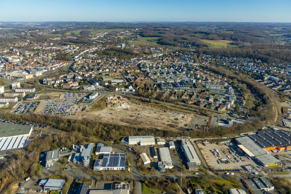 Luftaufnahme Hattingen - Abrissfläche auf dem ehemaligen O&K-Gelände mit neuem Parkplatz und Polizeiwache entlang der Nierenhofer Straße in Hattingen im Bundesland Nordrhein-Westfalen, Deutschland