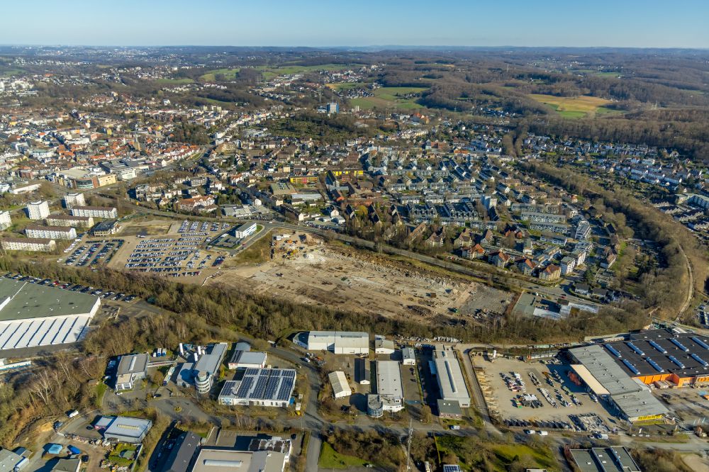 Hattingen von oben - Abrissfläche auf dem ehemaligen O&K-Gelände mit neuem Parkplatz und Polizeiwache entlang der Nierenhofer Straße in Hattingen im Bundesland Nordrhein-Westfalen, Deutschland