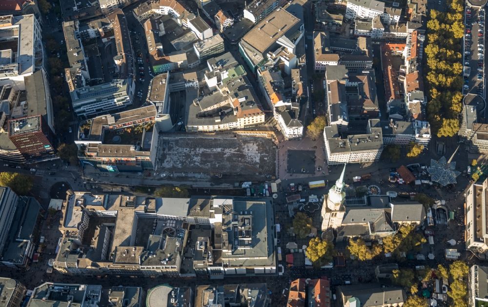 Luftaufnahme Dortmund - Abrissfläche des ehemaligen Kaufhaus- Gebäudes an der Kampstraße neben der St. Reinold in Dortmund im Bundesland Nordrhein-Westfalen, Deutschland