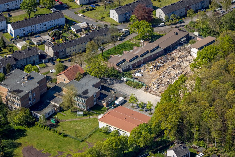Bergkamen von oben - Abrißfläche des ehemaligen Schul- Gebäude Gemeinschaftsgrundschule Alisoschule in Bergkamen im Bundesland Nordrhein-Westfalen, Deutschland