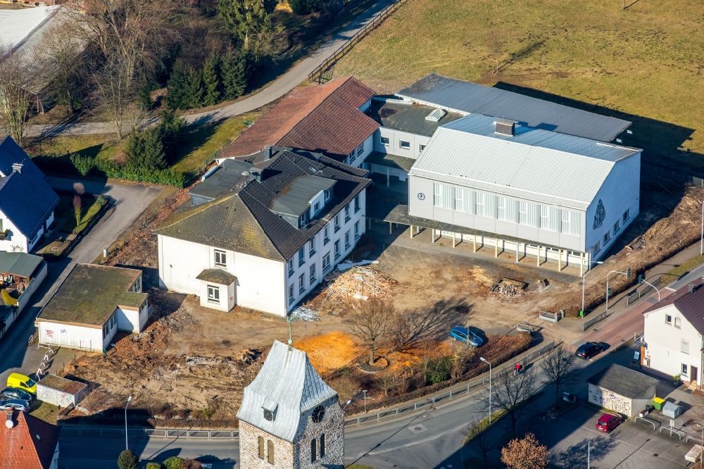 Menden (Sauerland) von oben - Abrißfläche des ehemaligen Schul- Gebäude der Nikolaus-Groß-Schule an der Heidestraße in Menden (Sauerland) im Bundesland Nordrhein-Westfalen, Deutschland