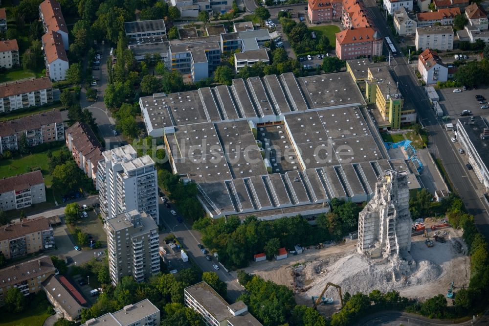 Würzburg von oben - Abrissfläche des Hochhaus - Gebäudes an der Friedrich-Spee-Straße in Würzburg im Bundesland Bayern, Deutschland