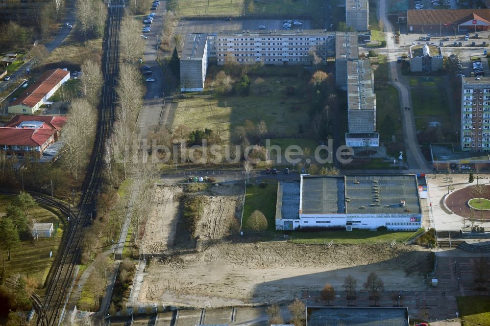 Luftaufnahme Schwerin - Abrißfläche von Plattenbauhäusern im Ortsteil Zippendorf in Schwerin im Bundesland Mecklenburg-Vorpommern, Deutschland