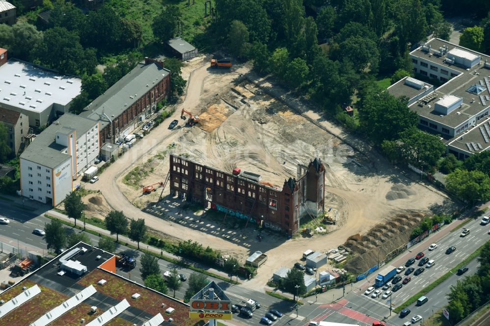 Luftbild Berlin - Abrißgelände am Fabrikgebäude der ehemaligen Bärensiegel Brennerei in Berlin