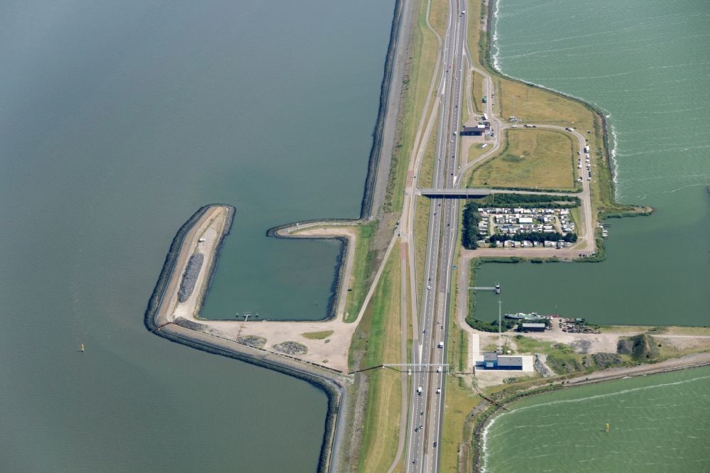 Kornwerderzand aus der Vogelperspektive: Abschlussdeich zwischen Ijsselmeer und Nordsee bei Kornwerderzand in den Niederlanden