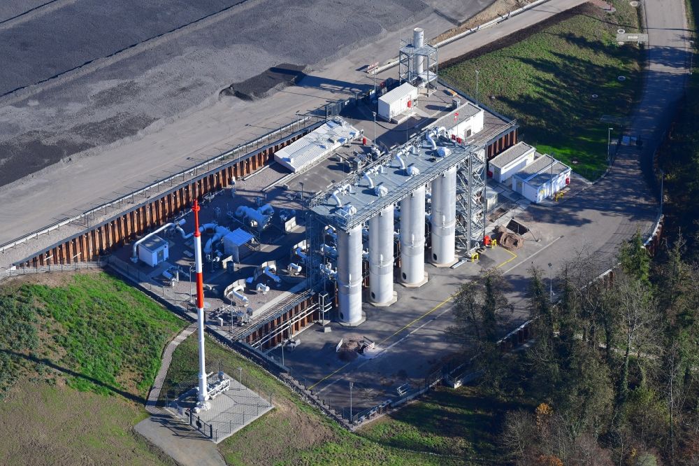 Luftaufnahme Schwörstadt - Absorbertürme der Deodorierungsanlage zur Trans-Europa-Naturgas-Pipeline TENP auf dem Gelände der aufgeschütteten Mülldeponie Lachengraben in Schwörstadt im Bundesland Baden-Württemberg