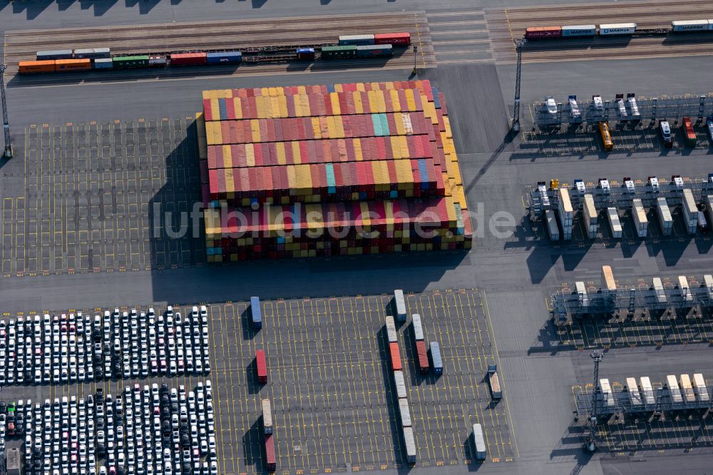 Bremerhaven aus der Vogelperspektive: Abstellflächen für Autos und Container am Überseehafen in Bremerhaven im Bundesland Bremen, Deutschland