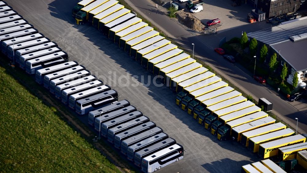 Luftbild Reichshof - Abstellfläche für Busse und Lastkraftwagen in der Gewerbeparkstraße in Reichshof im Bundesland Nordrhein-Westfalen, Deutschland