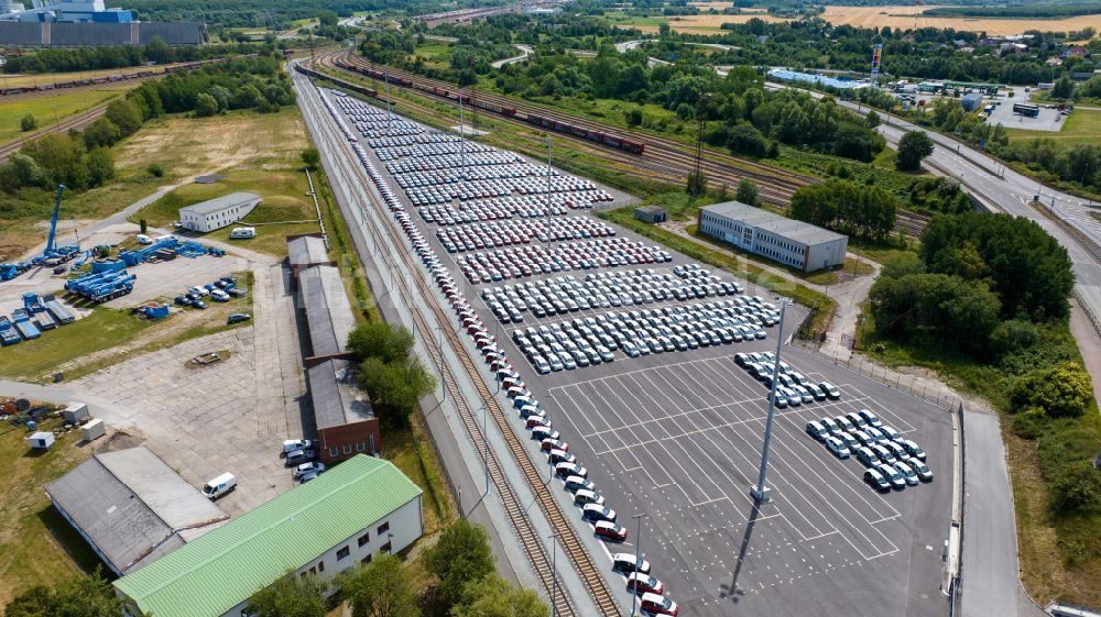 Rostock aus der Vogelperspektive: Abstellfläche für Neuwagen PKW in Rostock im Bundesland Mecklenburg-Vorpommern, Deutschland
