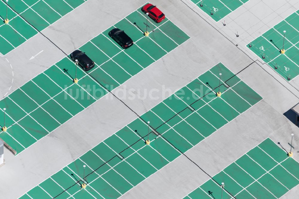 Bremen aus der Vogelperspektive: Abstellfläche für parkende Autos am Einkaufs- Zentrum Berliner Freiheit in Bremen, Deutschland