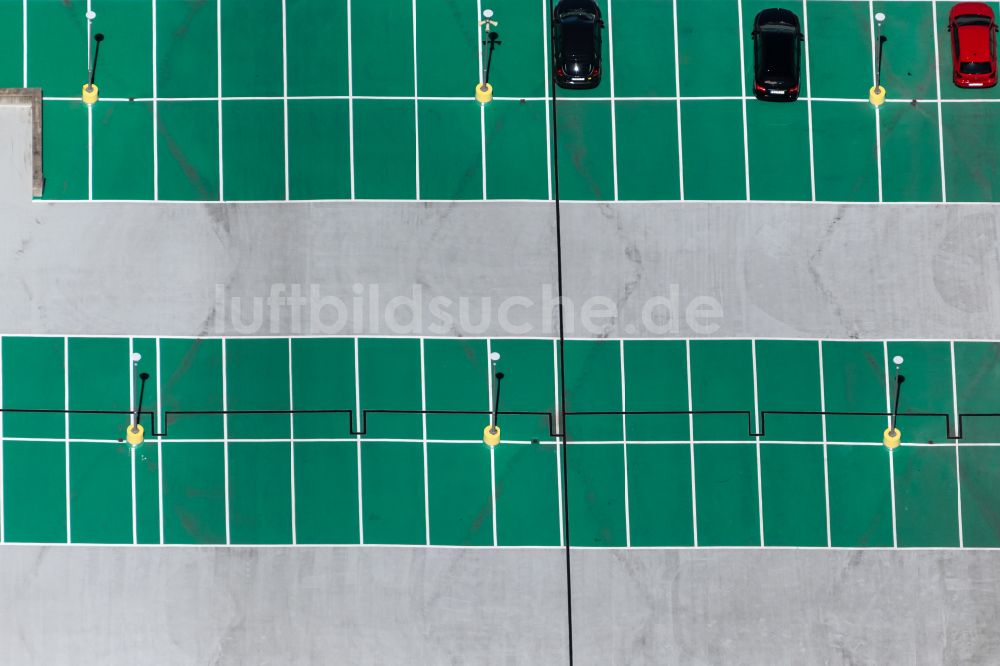 Luftbild Bremen - Abstellfläche für parkende Autos am Einkaufs- Zentrum Berliner Freiheit in Bremen, Deutschland