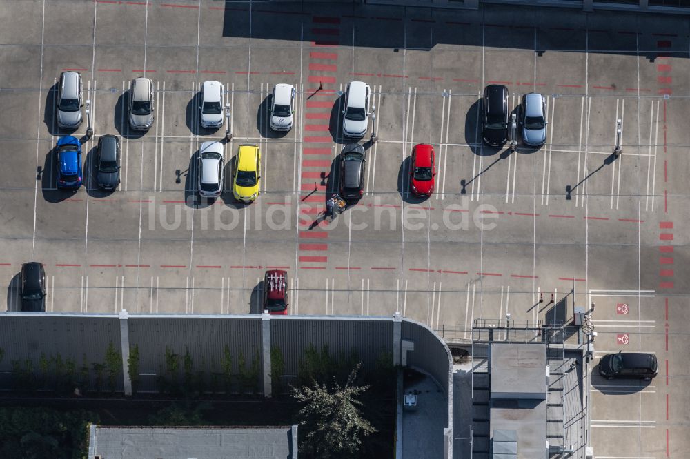 Leipzig von oben - Abstellfläche für parkende Autos am Einkaufs- Zentrum Kaufland Leipzig-Altlindenau in Leipzig im Bundesland Sachsen, Deutschland
