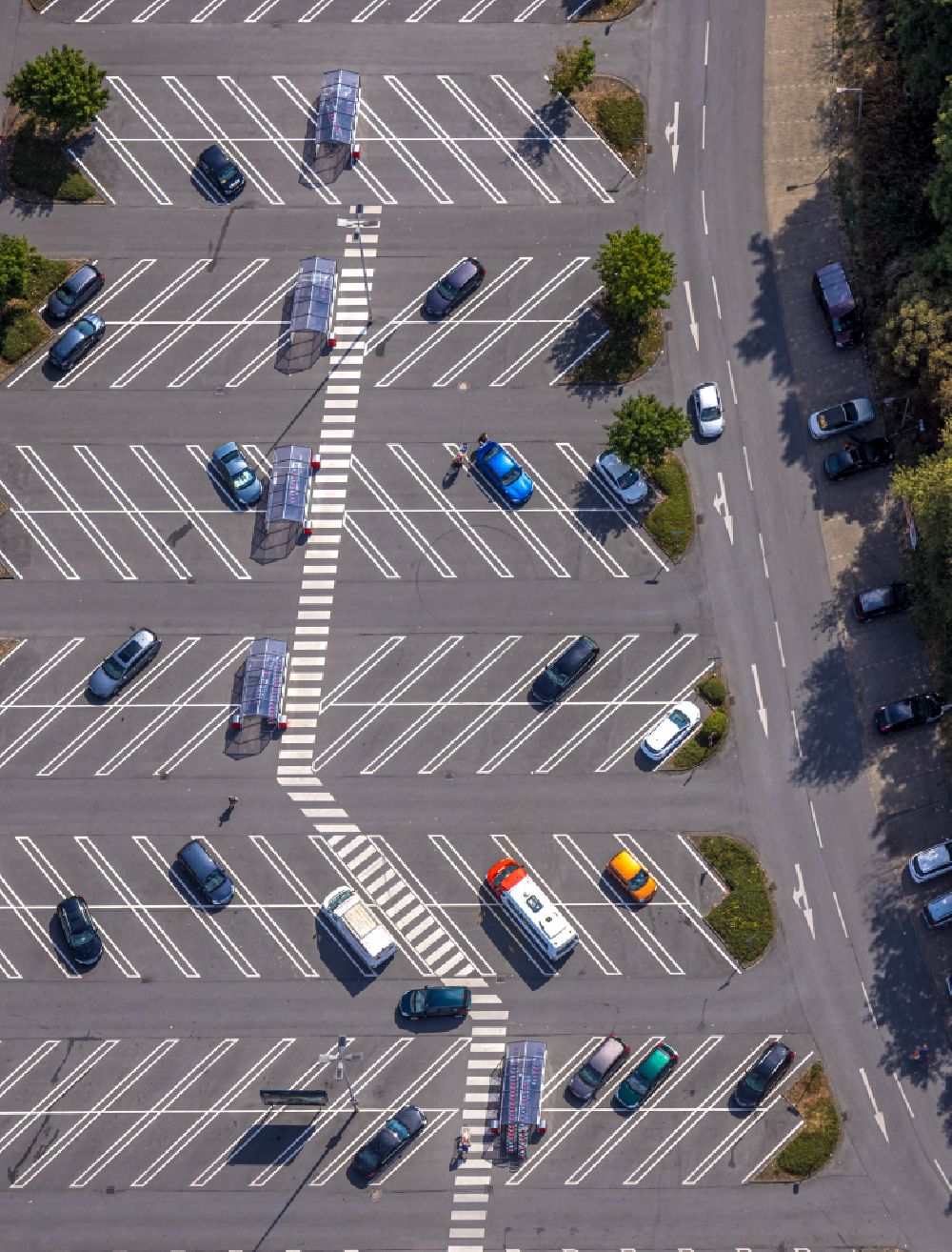 Hamm aus der Vogelperspektive: Abstellfläche für parkende Autos am Einkaufs- Zentrum Am Schacht III in Hamm im Bundesland Nordrhein-Westfalen, Deutschland