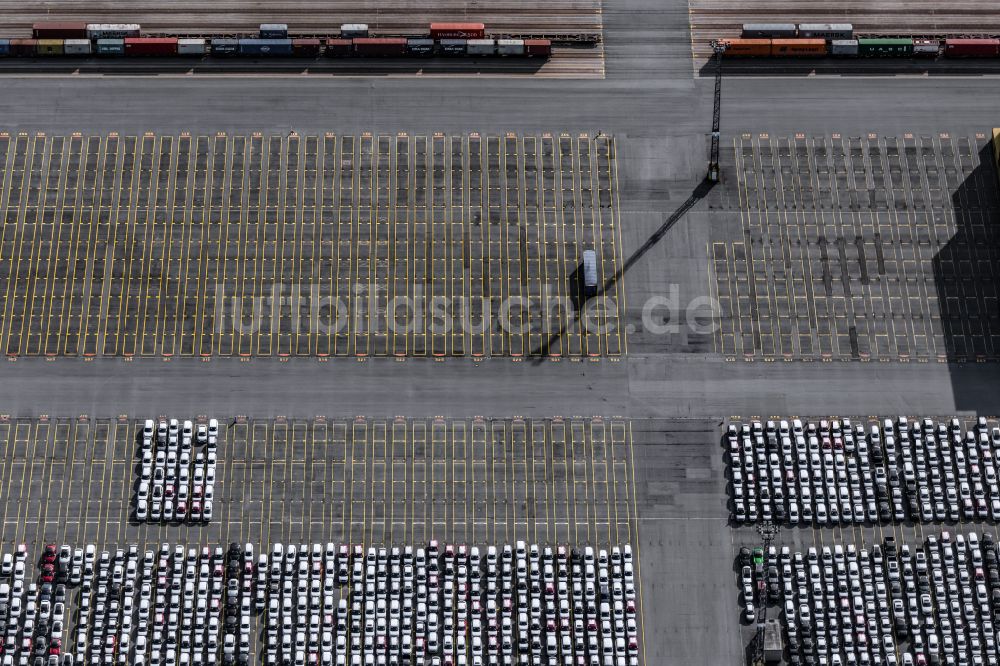 Bremerhaven von oben - Abstellflächen für Autos und Container am Überseehafen in Bremerhaven im Bundesland Bremen, Deutschland