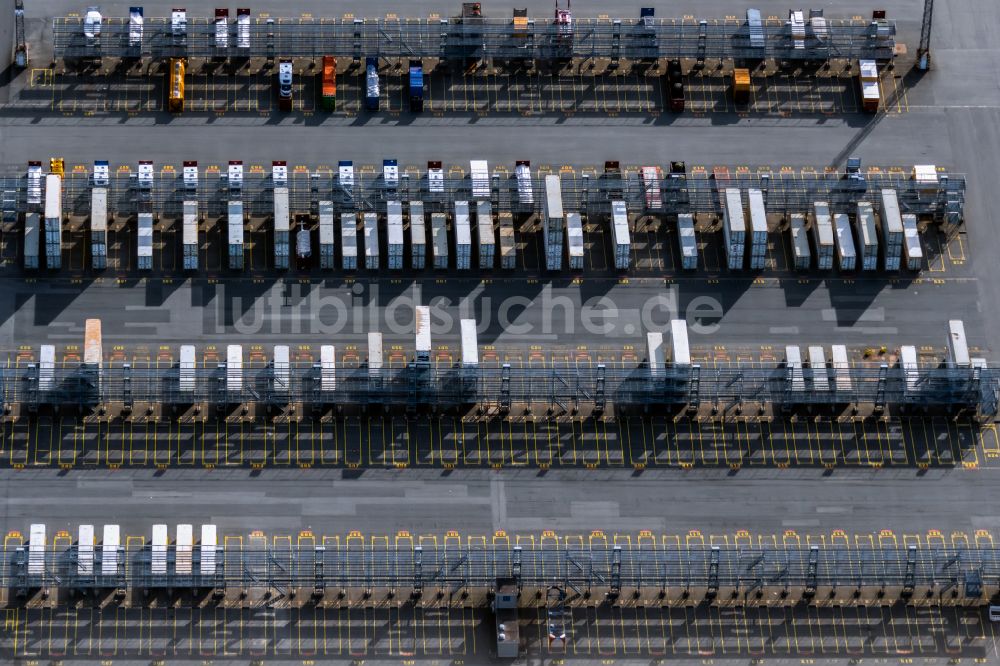 Luftbild Bremerhaven - Abstellflächen für Container am Überseehafen in Bremerhaven im Bundesland Bremen, Deutschland