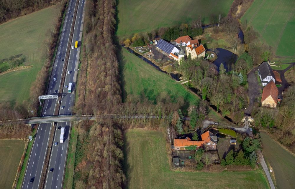 Luftbild Hamm OT Pelkum - Adelssitz an der Autobahn in Hamm im Bundesland Nordrhein-Westfalen