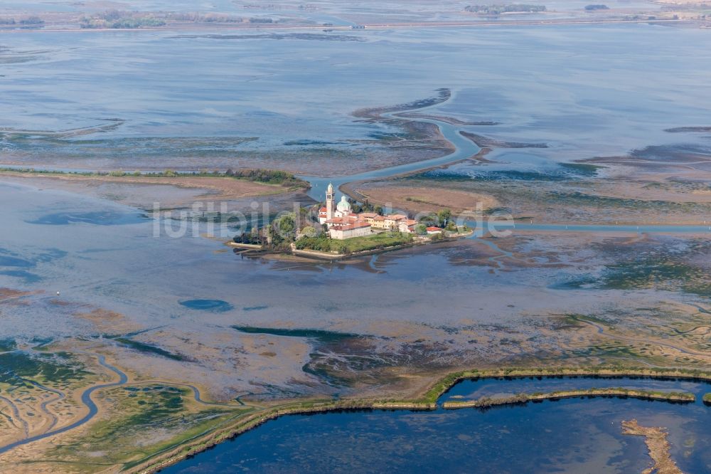 Luftaufnahme Grado - Adria-Insel im Lido von Grado mit Kloster Santuario Di Barbana bei Grado in Friuli-Venezia Giulia, Italien