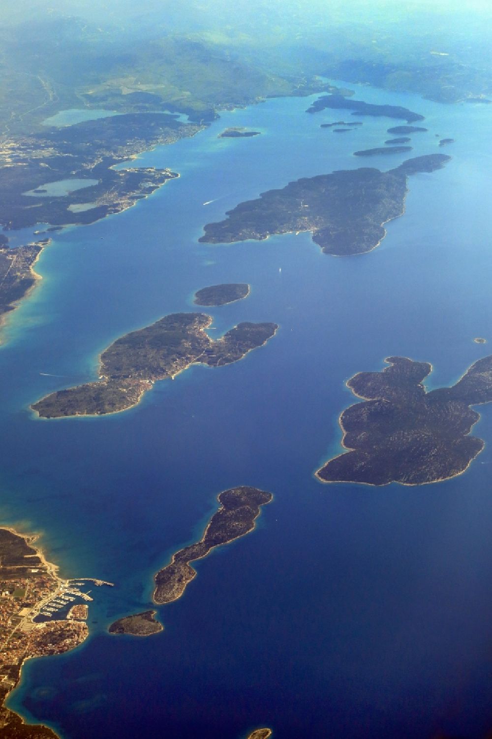 Prvic Sepurine aus der Vogelperspektive: Adria Insel Tijat Prvic im Adriatischen Meer in Prvic Sepurine in Sibensko-kninska zupanija, Kroatien