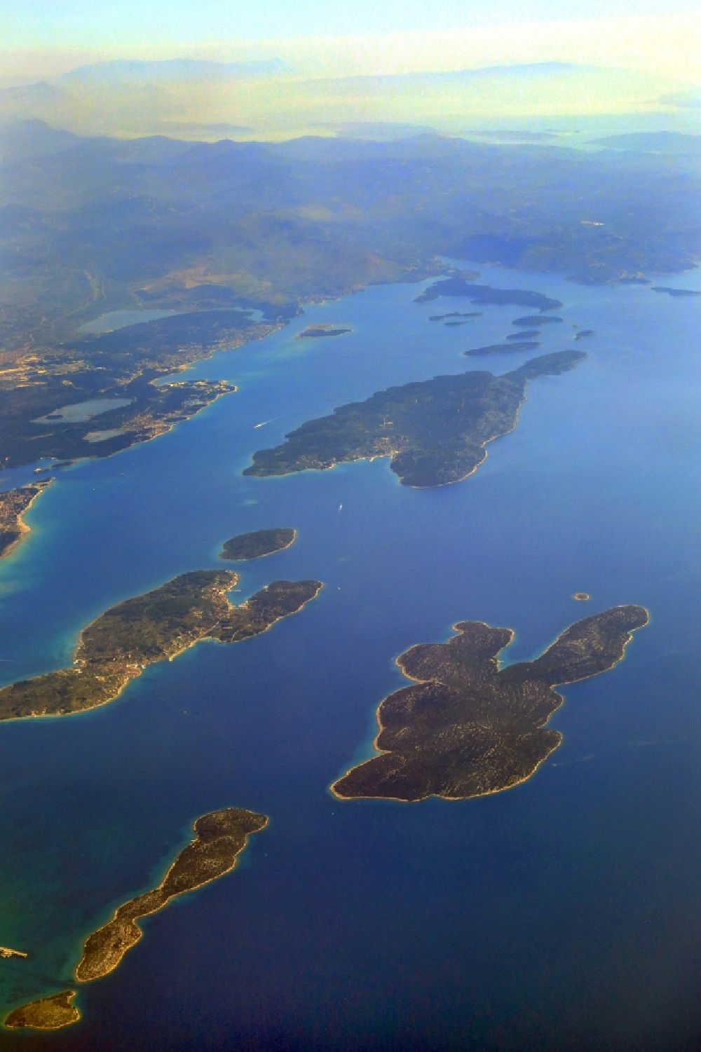 Prvic Sepurine von oben - Adria Insel Tijat Prvic im Adriatischen Meer in Prvic Sepurine in Sibensko-kninska zupanija, Kroatien