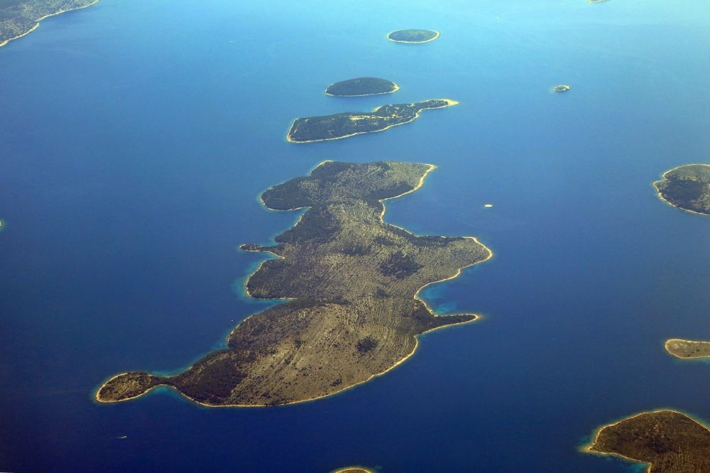 Luftbild Prvić Luka - Adria Insel Zmajan im Adriatischen Meer in Prvic Sepurine in Sibensko-kninska zupanija, Kroatien
